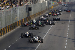 Start action: Felix Rosenqvist, Prema Powerteam Dallara Mercedes-Benz leads