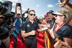 Jeff Gordon, Hendrick Motorsports Chevrolet llega a la junta de pilotos