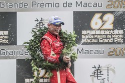 何汉强庆祝胜利