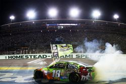 Le Champion NASCAR Sprint Cup 2015 Kyle Busch, Joe Gibbs Racing Toyota fête son titre