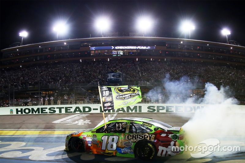 2015 NASCAR Sprint Cup campeón Kyle Busch, Joe Gibbs Racing Toyota celebra