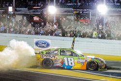 Le vainqueur et Champion NASCAR Sprint Cup Series 2015 Kyle Busch, Joe Gibbs Racing Toyota fête son titre