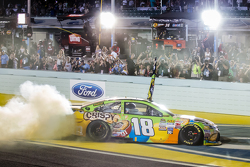 Le vainqueur et Champion NASCAR Sprint Cup Series 2015 Kyle Busch, Joe Gibbs Racing Toyota fête son titre