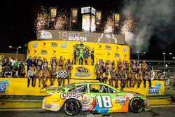 Victory lane: ganador de la carrera y 2015 NASCAR Sprint Cup series campeón Kyle Busch, Joe Gibbs Ra