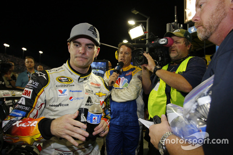 Jeff Gordon se prepara para dar entrevista após o término da prova