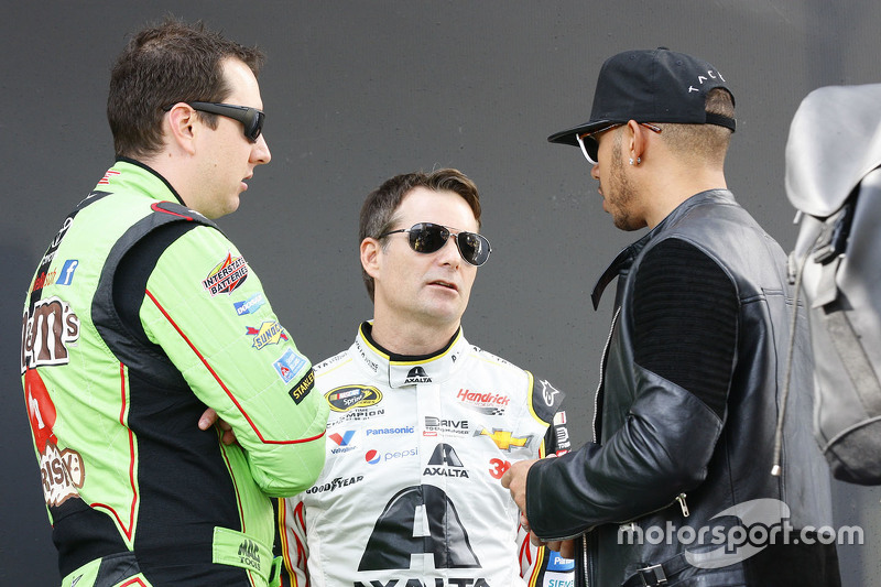 Lewis Hamilton cruza o Atlântico e prestigia a final da NASCAR e despedida de Jeff Gordon