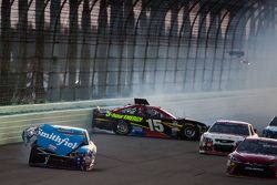 Aric Almirola, Richard Petty Motorsports Ford en Clint Bowyer, Michael Waltrip Racing Toyota crash