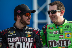 Martin Truex Jr., Furniture Row Racing Chevrolet et Kyle Busch, Joe Gibbs Racing Toyota