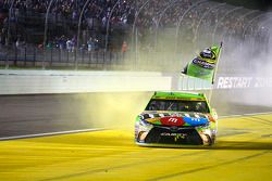 Victory-Lane: Champion NASCAR Sprint-Cup 2015, Kyle Busch, Joe Gibbs Racing Toyota