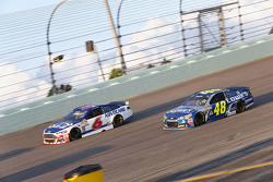 Trevor Bayne, Roush Fenway Racing Ford and Jimmie Johnson, Hendrick Motorsports Chevrolet