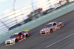 Kevin Harvick, Stewart-Haas Racing Chevrolet e Kyle Larson, Chip Ganassi Racing Chevrolet