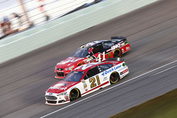 Ryan Blaney, Woods Brothers Racing Ford; Kurt Busch, Stewart-Haas Racing Chevrolet