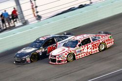 Greg Biffle, Roush Fenway Racing Ford; Kyle Larson, Chip Ganassi Racing Chevrolet