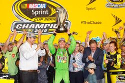 Victory Lane : le Champion NASCAR Sprint Cup Series 2015 Kyle Busch, Joe Gibbs Racing Toyota