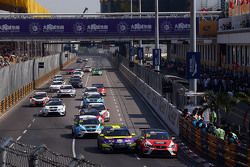 Start action Rob Huff, Honda Civic TCR, West Coast Racing, dan Jordi Gene, SEAT Leon, Team Craft-Bam