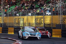 Stefano Comini, SEAT Leon, Target Competition and Pepe Oriola, SEAT Leon, Team Craft-Bamboo LUKOIL