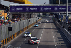 Gianni Morbidelli, Honda Civic TCR, West Coast Racing and Jordi Oriola, SEAT Leon, Target Competitio