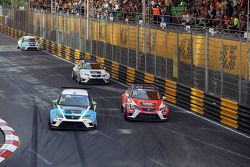 Stefano Comini, SEAT Leon, Target Competition; Pepe Oriola, SEAT Leon, Team Craft-Bamboo LUKOIL; Jor