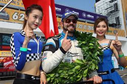 Pemenang balapan dan Juara TCR 2016 Stefano Comini, SEAT Leon, Target Competition dengan grid girl