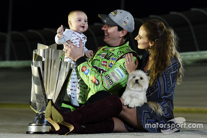 Kyle Busch, campeão da NASCAR Sprint Cup Series, com a esposa, Samantha, e o filho, Brexton