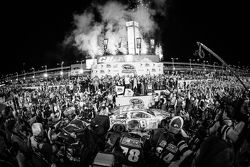 Victory-Lane: 1. und Champion NASCAR Sprint-Cup 2015: Kyle Busch, Joe Gibbs Racing Toyota, beim Feie