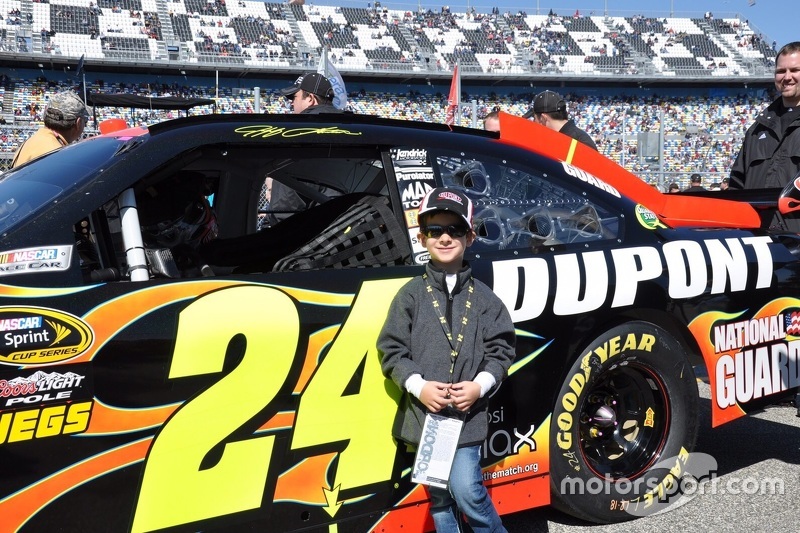 Felipe Bartz posa em frente ao carro de Jeff Gordon em Daytona em 2010