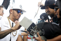 Lewis Hamilton, Mercedes AMG F1 firma de autógrafos para los fans