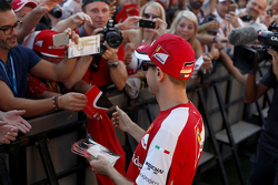 Sebastian Vettel, Ferrari, schreibt Autogramme für die Fans