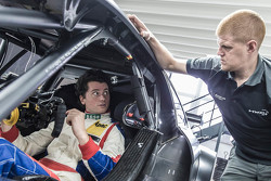Luca Ludwig, Mercedes-AMG C 63 DTM, bei der Sitzanpassung