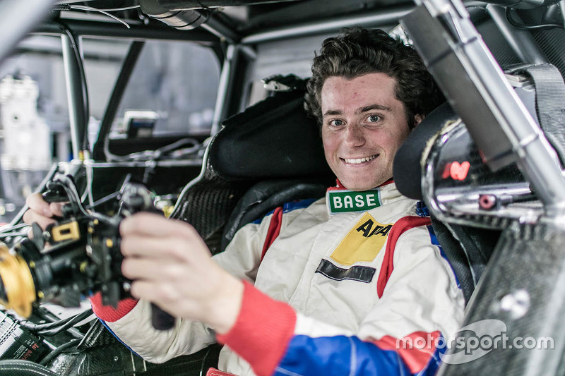 Luca Ludwig, Mercedes-AMG C 63 DTM seat fitting