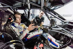 Luca Ludwig, Mercedes-AMG C 63 DTM, bei der Sitzanpassung