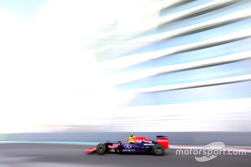 2015 год. За рулем болида Red Bull RB11 на пятничных тренировках