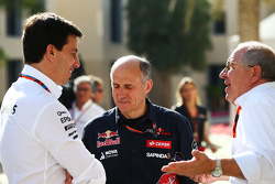 (Da sinistra a destra): Toto Wolff, Mercedes AMG F1 Shareholder e Executive Director with Franz Tost