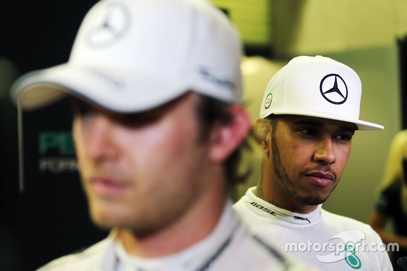 Nico Rosberg, Mercedes AMG F1 con su compañero de equipo Lewis Hamilton, Mercedes AMG F1