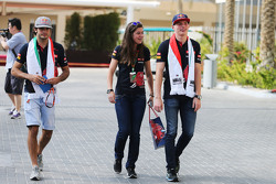 Carlos Sainz Jr., Scuderia Toro Rosso met Tabatha Valls, Scuderia Toro Rosso persverantwoordelijke en Max Verstappen, Scuderia Toro Rosso