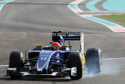 Felipe Nasr, Sauber C34 locks up under braking