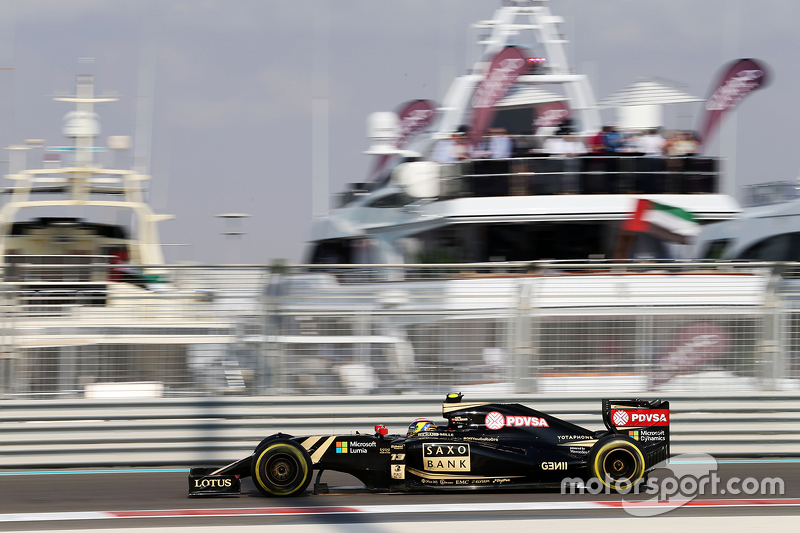 Pastor Maldonado passa próximo à embarcação de luxo
