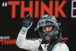 Ganador de la pole Nico Rosberg, Mercedes AMG F1 Team