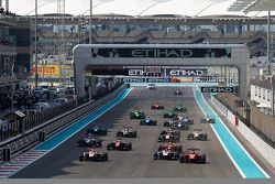 Inicio: Esteban Ocon, ART Grand Prix liera a  Kevin Ceccon, Arden International y Marvin Kirchhofer,