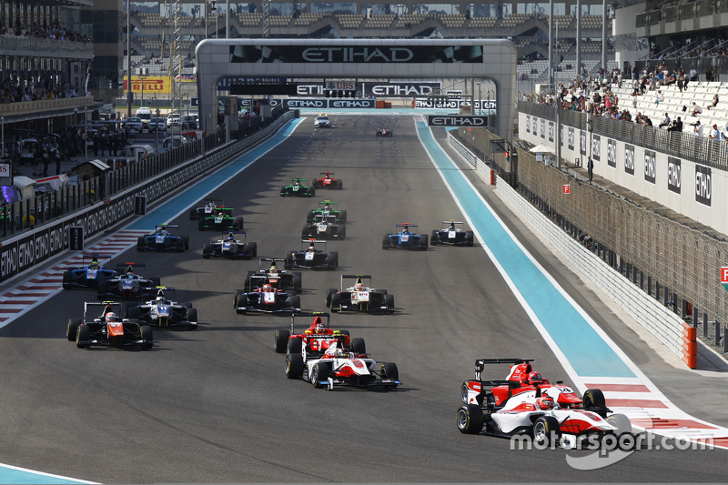 Start: Esteban Ocon, ART Grand Prix führt vor Kevin Ceccon, Arden International und Marvin Kirchhofe