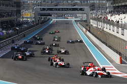 Départ : Esteban Ocon, ART Grand Prix devant Kevin Ceccon, Arden International et Marvin Kirchhofer, ART Grand Prix