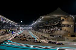 Race 1 Start: Pierre Gasly, DAMS leads Stoffel Vandoorne, ART Grand Prix, dan the rest of the field