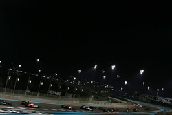 Pierre Gasly, DAMS memimpin Stoffel Vandoorne, ART Grand Prix, dan the rest of the field di start of