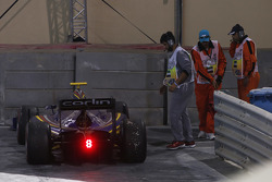 Sean Gelael, Carlin, kecelakaan ketika keluar dari pit lane