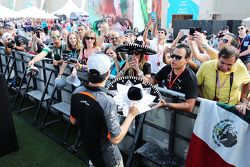 Sergio Perez, Sahara Force India F1, schreibt Autogramme für die Fans