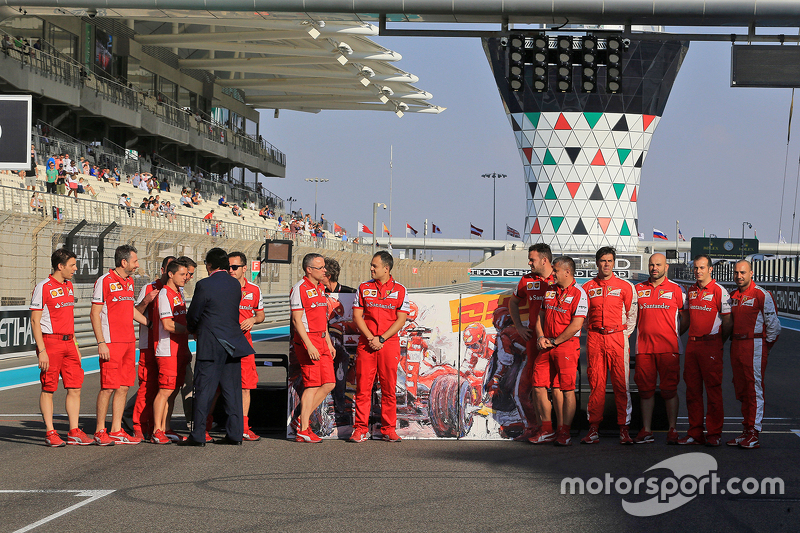 Final los mecánicos de Ferrari de la foto final de grupo de temporada