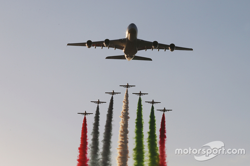 Airbus A380 sobrevoa o circuito de Yas Marina antes da largada