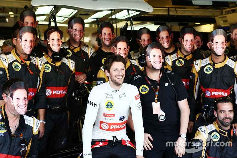 Romain Grosjean, Lotus F1 Team, em foto com a equipe