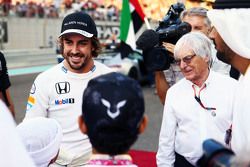 Fernando Alonso, McLaren avec Bernie Ecclestone, sur la grille