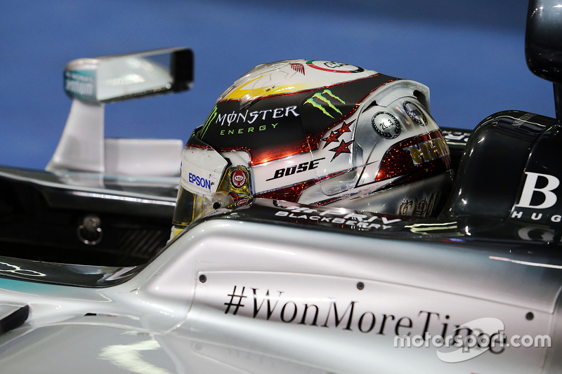 2. Lewis Hamilton, Mercedes AMG F1 W06, im Parc Fermé